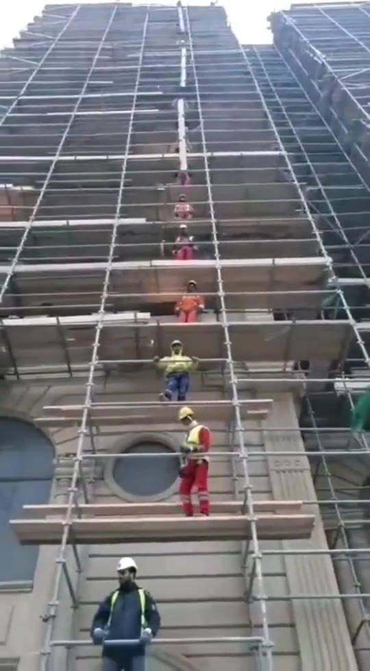 新奇至极 哪个国家竟如此运送建筑材料？